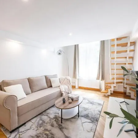 Modern Duplex Haven With Loft Charm Будапешт