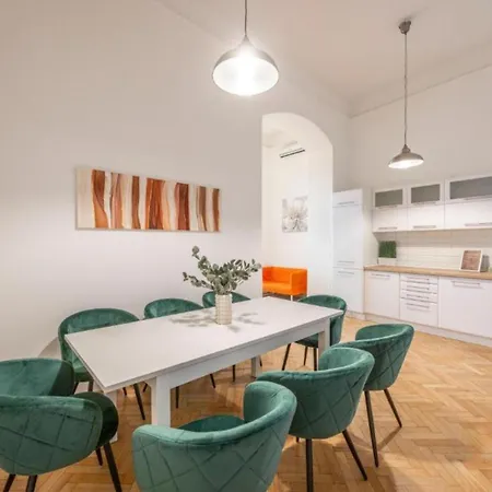Апартаменты Modern Duplex Haven With Loft Charm