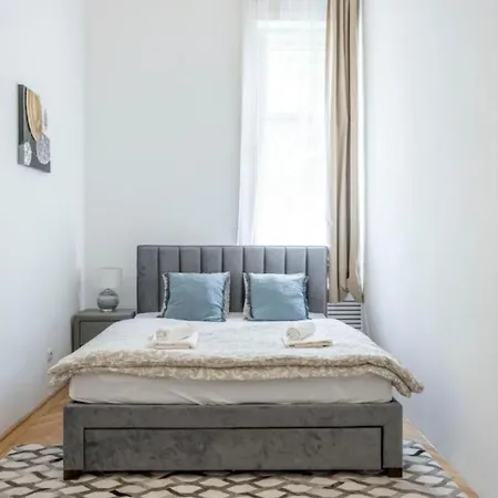Modern Duplex Haven With Loft Charm Апартаменты *