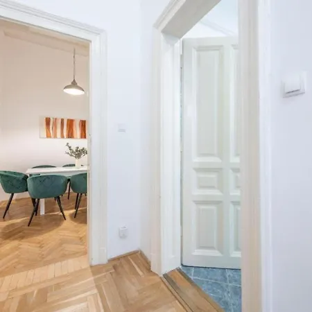 Апартаменты Modern Duplex Haven With Loft Charm