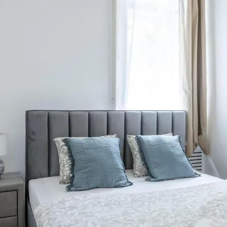 Апартаменты Modern Duplex Haven With Loft Charm Будапешт