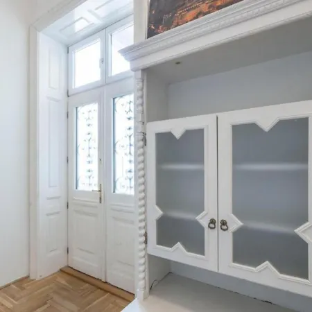 Modern Duplex Haven With Loft Charm * Будапешт