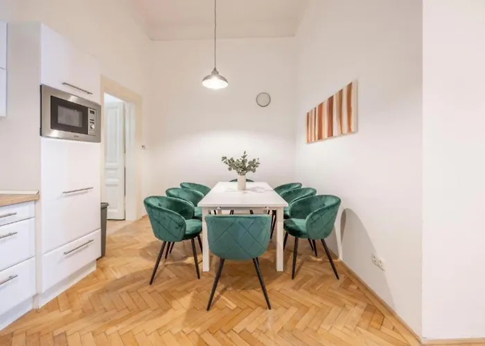 Modern Duplex Haven With Loft Charm 布达佩斯