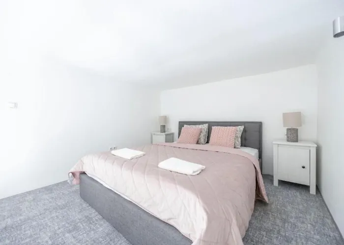 公寓 Modern Duplex Haven With Loft Charm