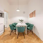 Modern Duplex Haven With Loft Charm בודפשט